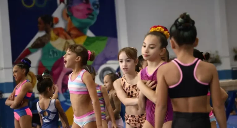 Inspiradas por Rebeca Andrade, meninas entram para aulas de ginástica