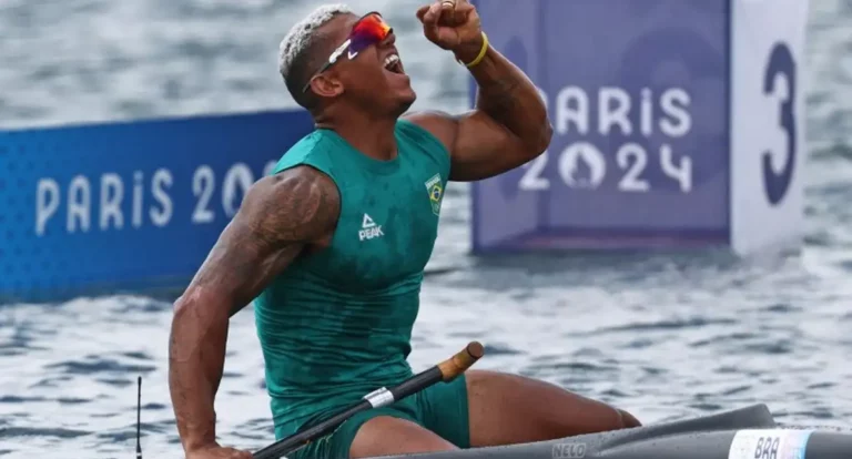 Isaquias Queiroz é prata na canoagem