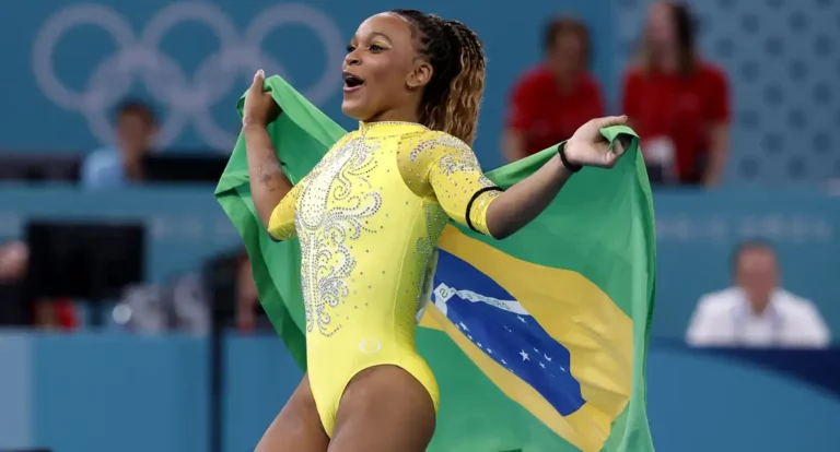 Rebeca Andrade é prata no individual geral na ginástica em Paris
