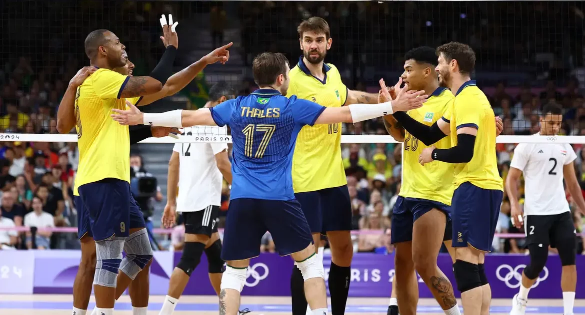 Vôlei masculino: Brasil vence Egito e se garante nas quartas em Paris