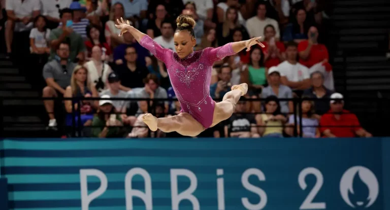 Fora do pódio: Rebeca termina em 4º e Biles em 5º quinto na trave
