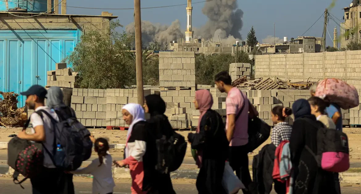 Ataques de Israel em Gaza matam dezenas, após visita de Blinken