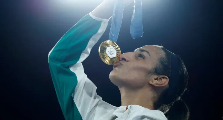 Boxeadora Imane Khelif é ouro após ser alvo de fake news sobre gênero