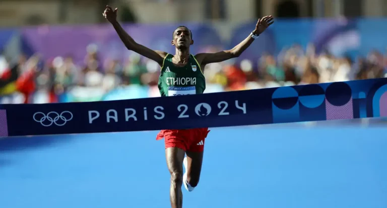 Etíope Tamirat Tola vence maratona masculina e bate recorde em Paris