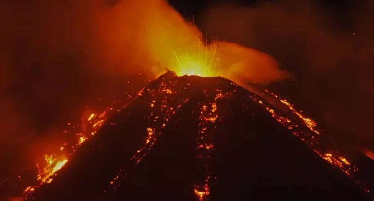 Vulcão Etna entra em atividade e fecha aeroporto na Sicília