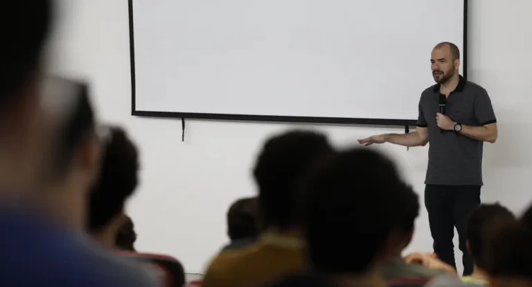 Matemática é estudo, prática, persistência e sorte, diz medalhista