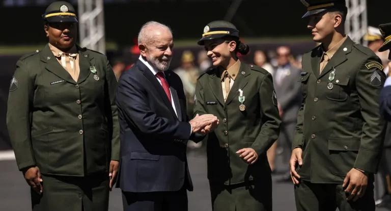 Atletas olímpicos brasileiros são condecorados com medalha do Exército