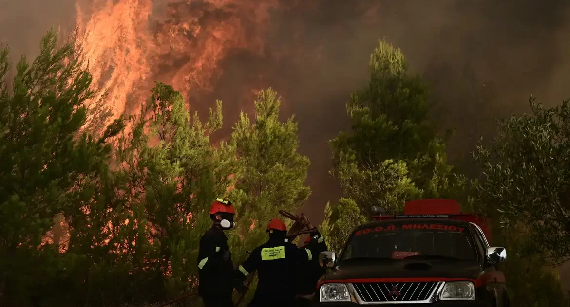 Incêndio florestal na Grécia se espalha e causa retirada de moradores
