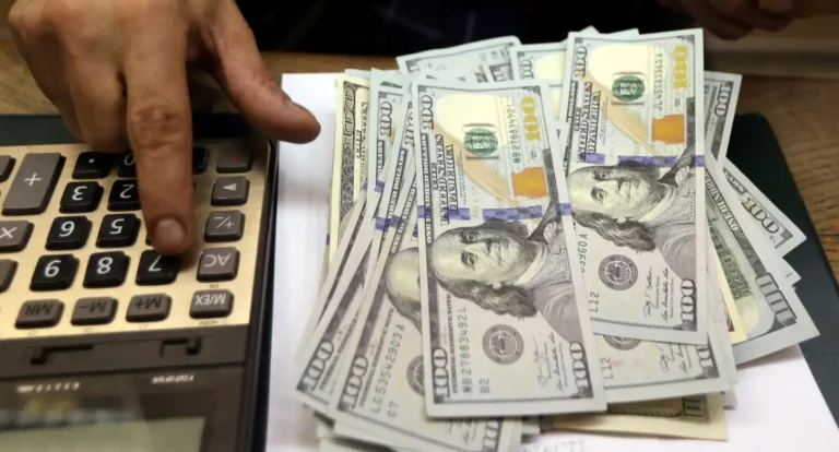 Dólar fecha praticamente estável após duas intervenções do BC