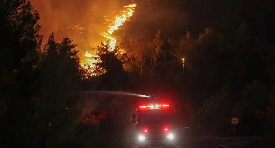 Incêndio em Atenas sem focos ativos, mas com pontos críticos dispersos