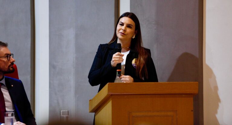 Na OAB, Mariana Carvalho assina pacto em defesa da democracia e combate à desinformação e fake news nas eleições