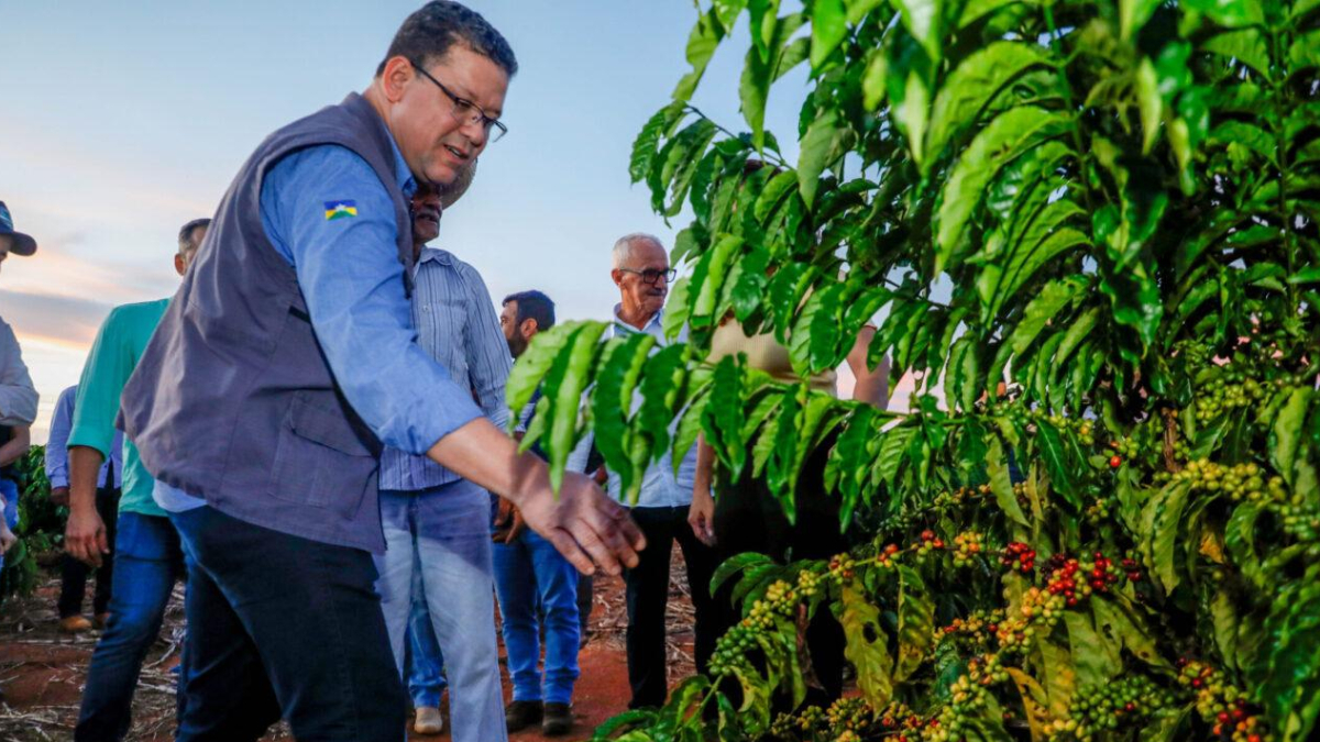 Governador Marcos Rocha entrega mais 250 títulos definitivos às famílias chacareiras de Porto Velho - News Rondônia