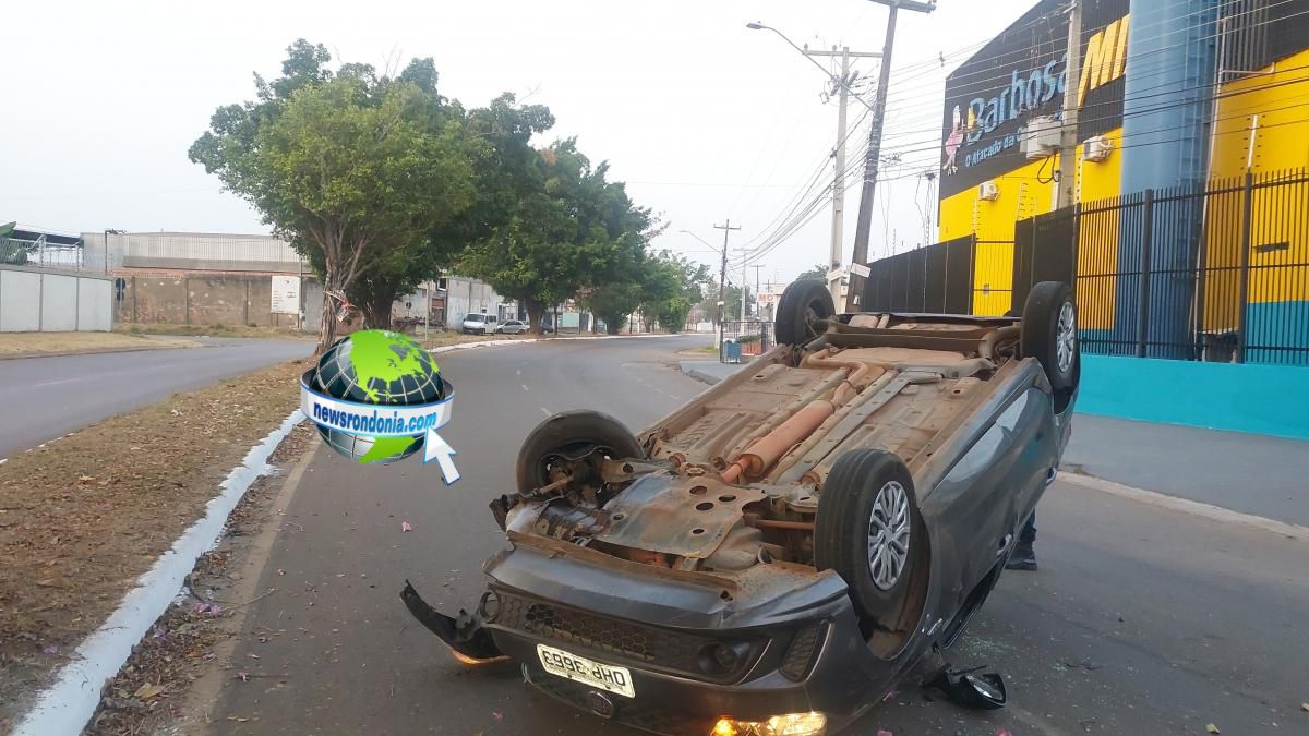 Motorista bate em árvore e capota carro na Avenida Rio Madeira - News Rondônia