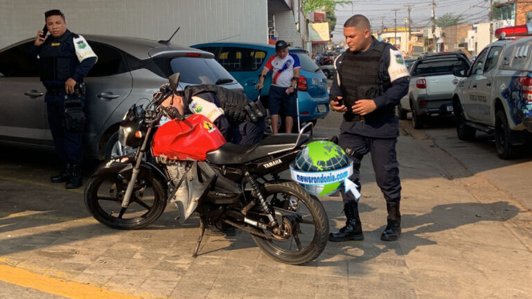 Motorista fura sinal vermelho e atropela casal em moto na Amazonas - News Rondônia