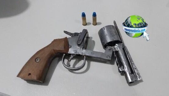 Dupla é flagrada com arma no bairro Teixeirão