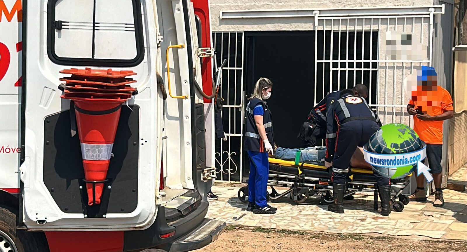 Idoso cai de escada enquanto instalava forro em comércio na zona sul