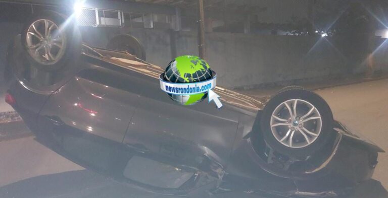 Carro capota com quatro pessoas no centro de Porto Velho