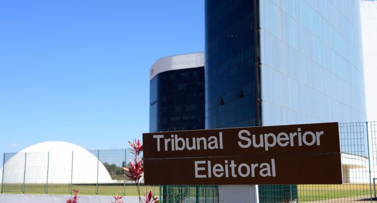 TSE recebe lista de 9,7 mil pessoas com contas irregulares