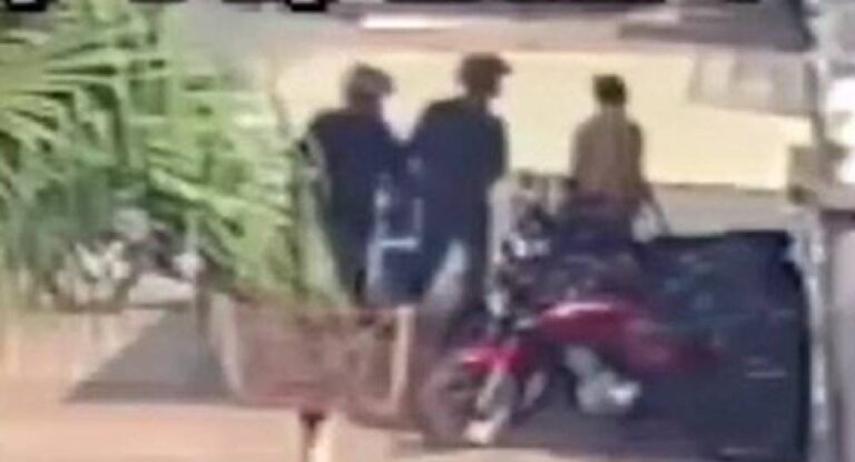 Câmera de monitoramento filma comerciante sendo rendido por ladrões em frente a empresa na cidade de Cerejeiras