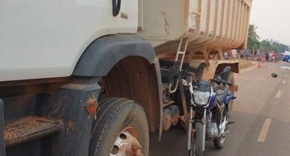 Jovem morre após bater moto contra caminhão caçamba em Seringueiras