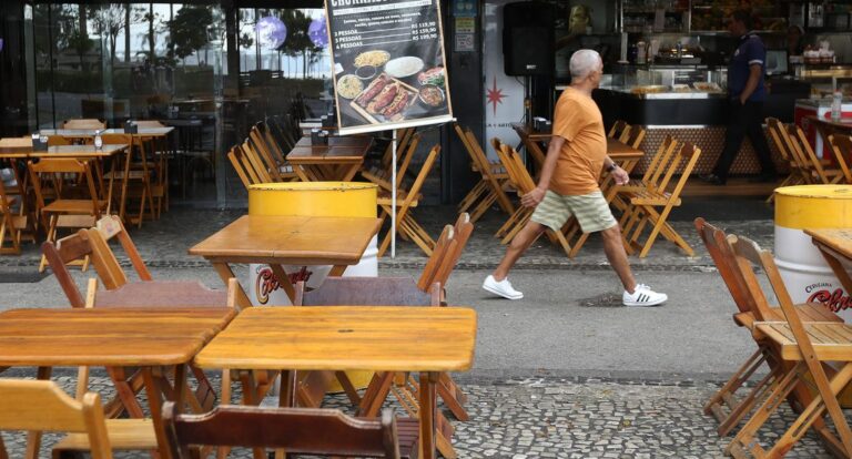 Serviços não financeiros tiveram recorde de ocupação em 2022, diz IBGE