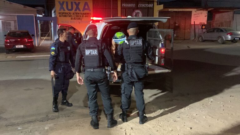 Homem dá trabalho a PM depois de invadir casa de amigos e pegar faca