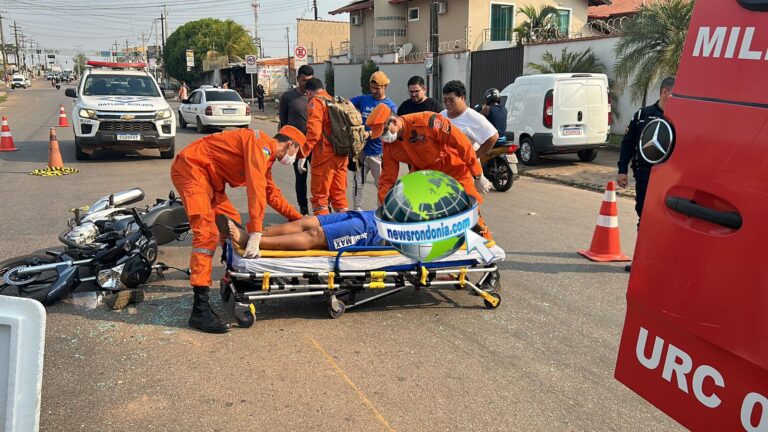 Carro freia e motociclista bate forte na traseira