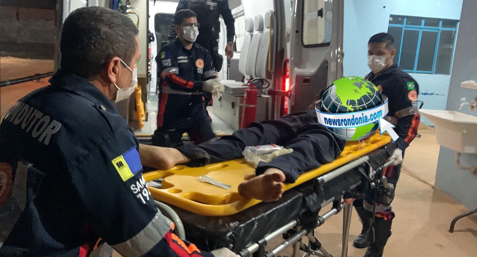 Criminosos sobem no muro e atacam homem com tiro nas costas