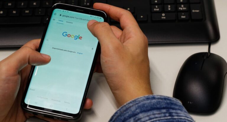 Seis em cada 10 escolas têm regras para uso do celular pelos alunos