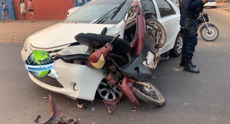 Mulher tem perna perfurada em forte batida entre carro e moto na zona leste