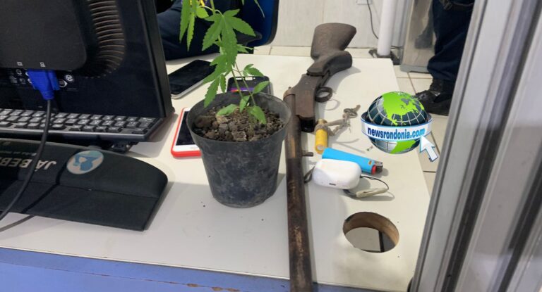Apenado e comparsa são presos com arma e pé de maconha
