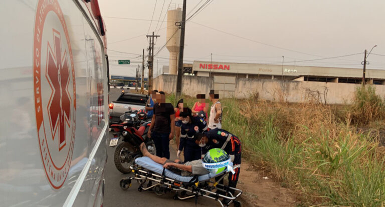 Idoso tropeça na calçada e quase é atropelado por dois veículos na zona sul - News Rondônia