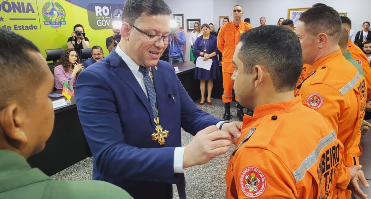 Marcos Rocha homenageia profissionais que prestaram socorro às vítimas da enchente no Rio Grande do Sul