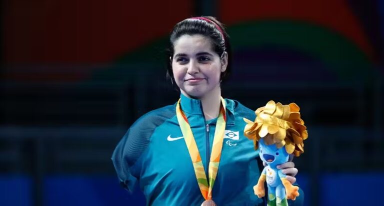 Mesatenista Bruna Alexandre comemora Paralimpíadas após história de superação