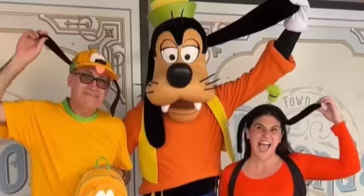 Mulher leva pai vestido de Pluto para Disney e ele tem a melhor reação; ‘sonhos não envelhecem’ - News Rondônia
