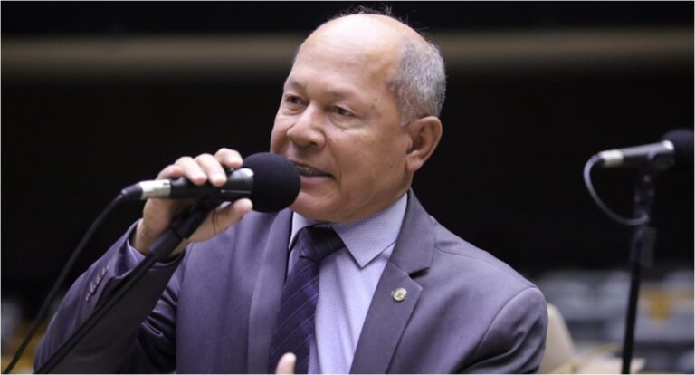 Deputado Coronel Chrisóstomo Critica Uso de Linguagem Neutra no Hino Nacional e Cobra Punição aos Responsáveis