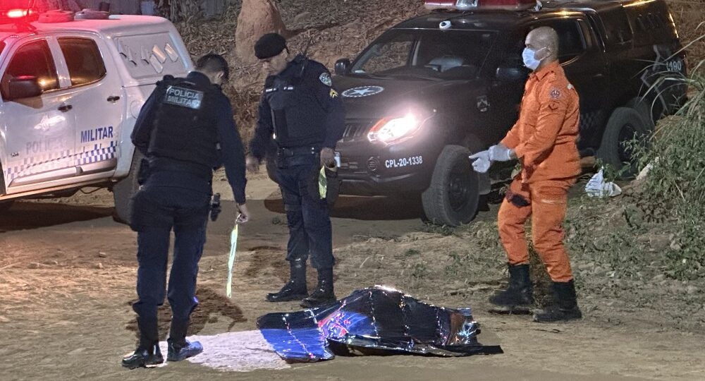 Homem é morto a tiros e irmã fica ferida em tentativa de defender a vítima
