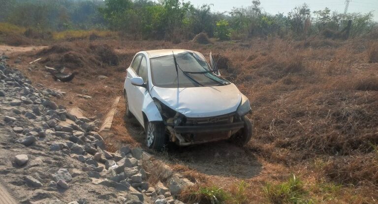 Carro capota na BR-429 próximo da linha 64 em Alvorada do Oeste