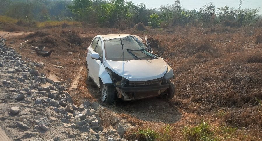 Carro capota na BR-429 próximo da linha 64 em Alvorada do Oeste