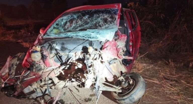 Grave acidente envolvendo um carro e um caminhão deixa uma pessoa morta