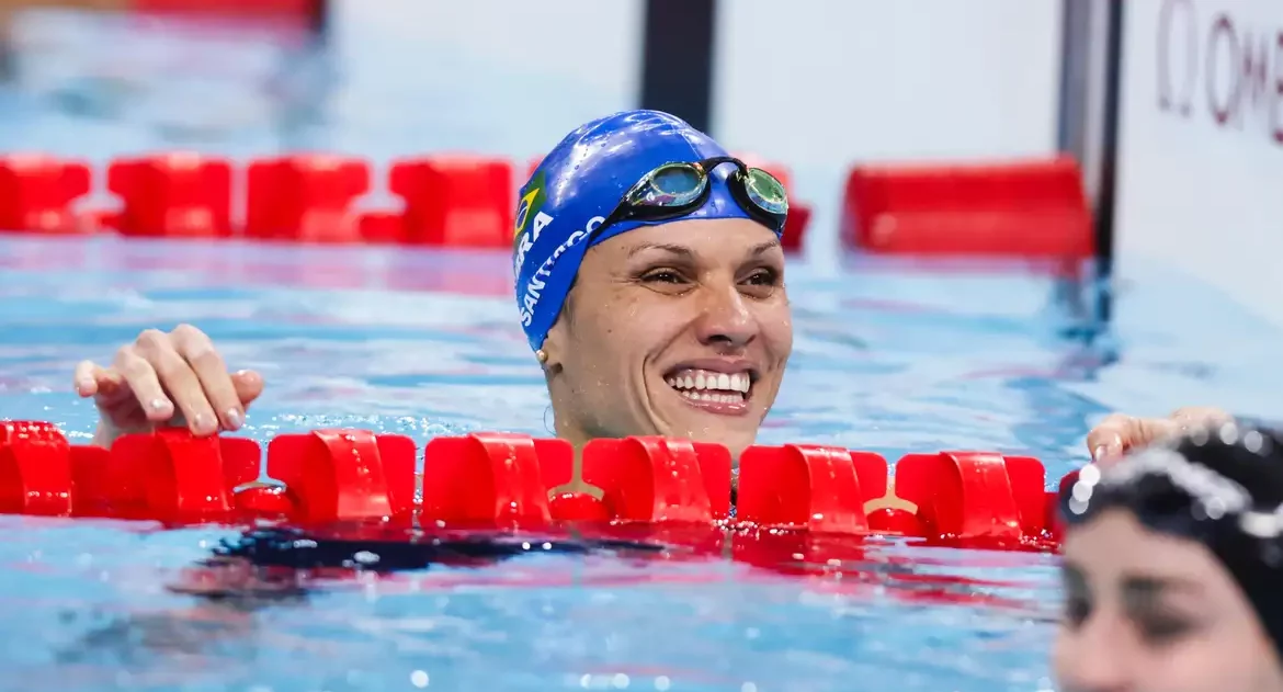 Carol Santiago conquista medalha de prata nos 100 metros peito