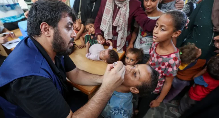 Crianças palestinas no sul de Gaza recebem vacina contra pólio