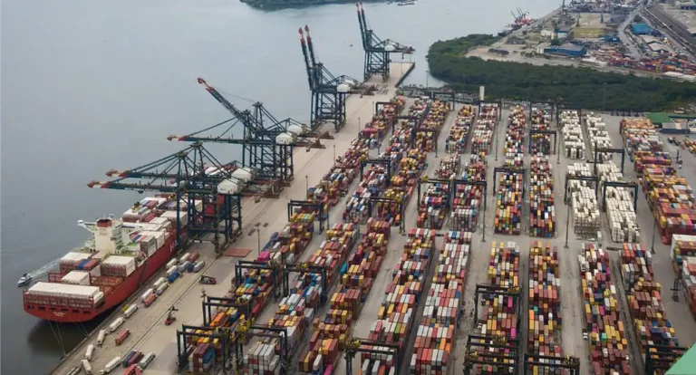 Desvalorização de commodities faz superávit comercial recuar em agosto