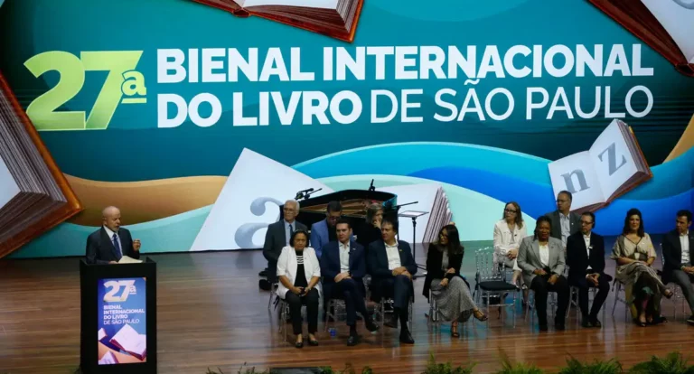 Lula assina regulamentação da Política Nacional de Leitura e Escrita
