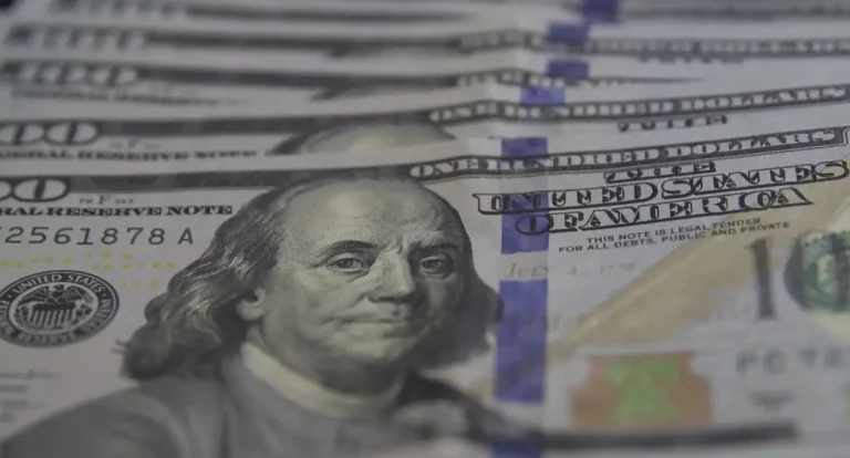 Dólar fecha abaixo de R$ 5,60 com dados de emprego nos EUA