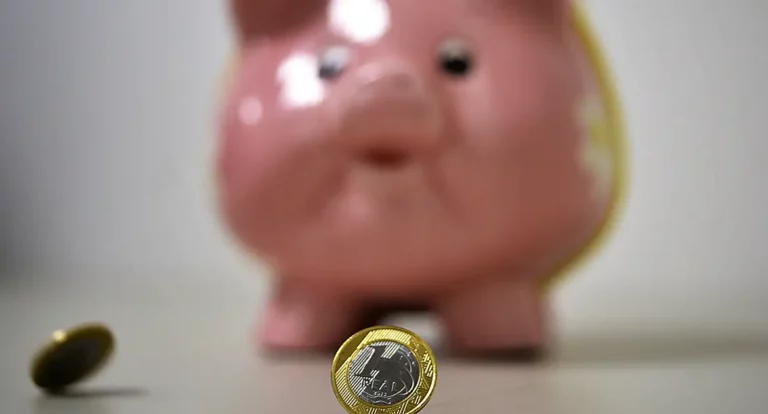 Retiradas da poupança superam aplicações em R$ 398 milhões, em agosto