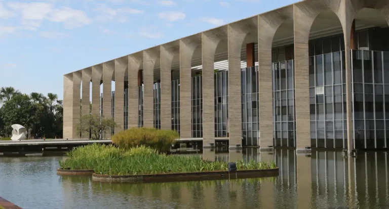 Venezuela quer suspender custódia do Brasil sobre embaixada argentina