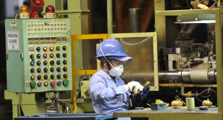 Indústria de transformação continua em patamar superior ao de 2023