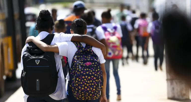 Brasil discute estratégias para melhorar educação para a adolescência