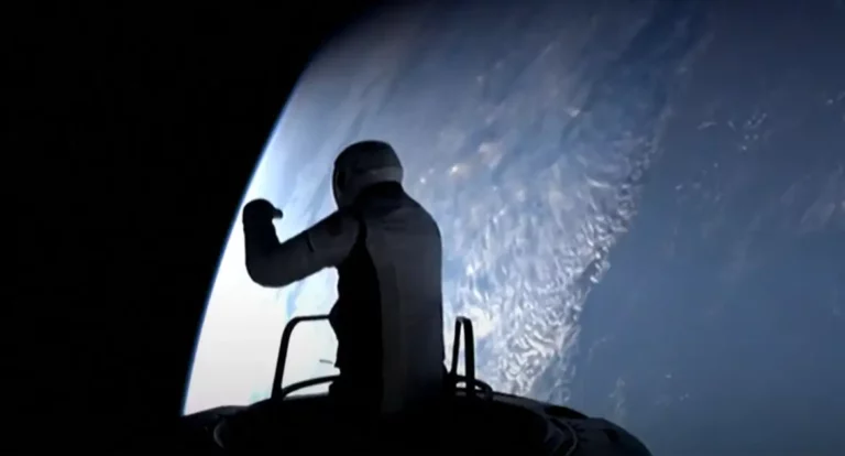 Funcionária da SpaceX e bilionário fazem caminhada espacial